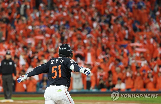 문현빈 '홈런에 날아갈 듯'