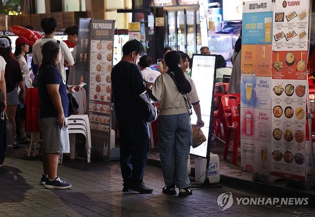 명동의 식당 앞에서 기다리는 손님