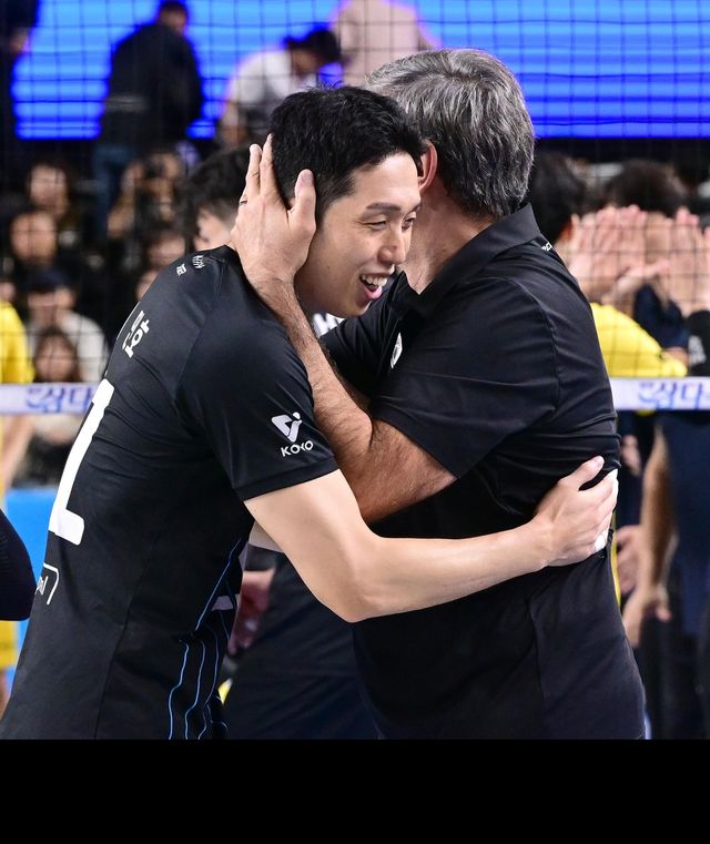 최민호(왼쪽)의 400경기 출전을 축하하는 블랑 현대캐피탈 감독