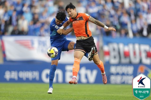 공중볼 경합을 펼치는 화성FC 김병오(오른쪽)