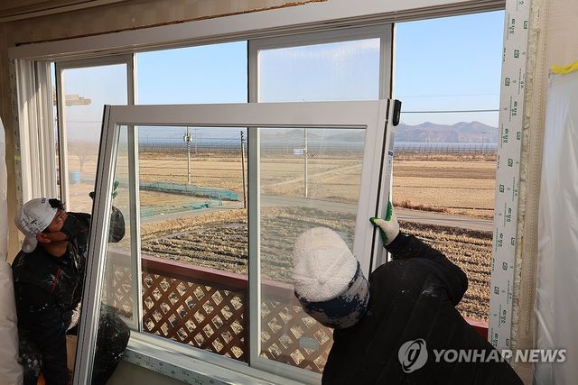 북한 소음방송 피해로 방음창 설치하는 인천 강화군 주택