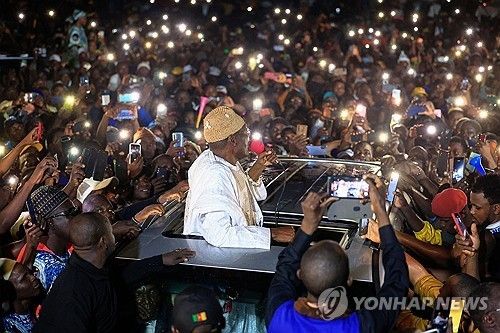 카메룬 대선 승리 주장하는 이사 치로마 바카리 야당 후보와 지지자들