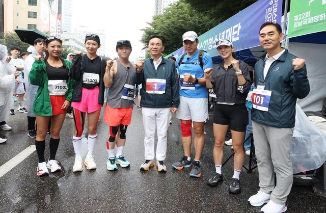 지난 3일 강남국제평화마라톤에서 런포유 출연진과 함께한 조성명 구청장(가운데)