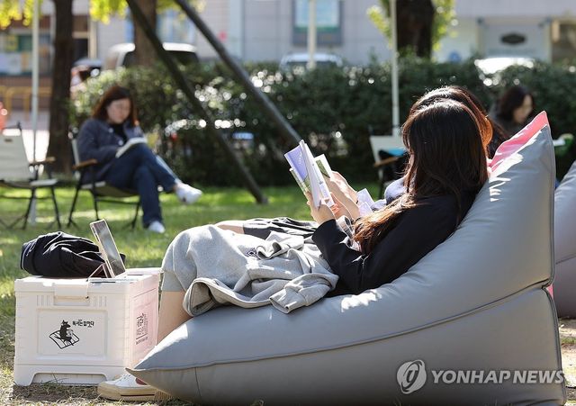 '가을 햇살 받으며 책 읽어요'