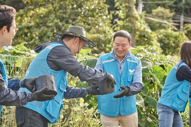 연탄 나르는 SPC그룹 임직원들