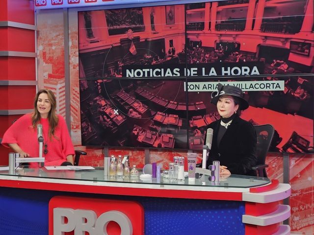 페루 케이블채널에 출연해 한국화장품 소개하는 유시내 위원.