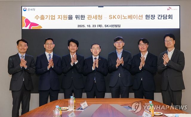 기념 촬영하는 이명구 관세청장