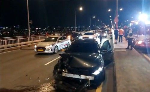 지난 23일 오후 9시43분께 서울 성동구 성수대교 북단에서 일어난 차량 5대 연쇄 추돌 사고. [성동소방서 제공]