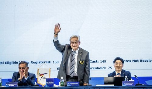 마지막 연임에 성공한 뒤 인사하는 조정원 세계태권도연맹 총재(가운데).