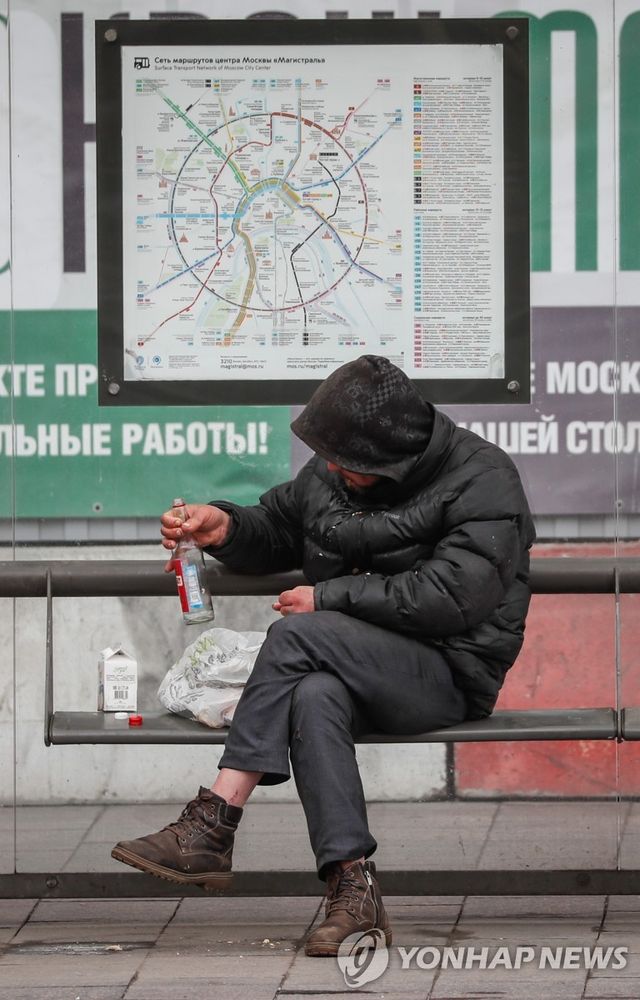 러시아 버스정류장에서 보드카 마시는 남성