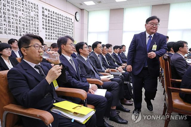 문지석 검사 앞 지나는 엄희준 검사