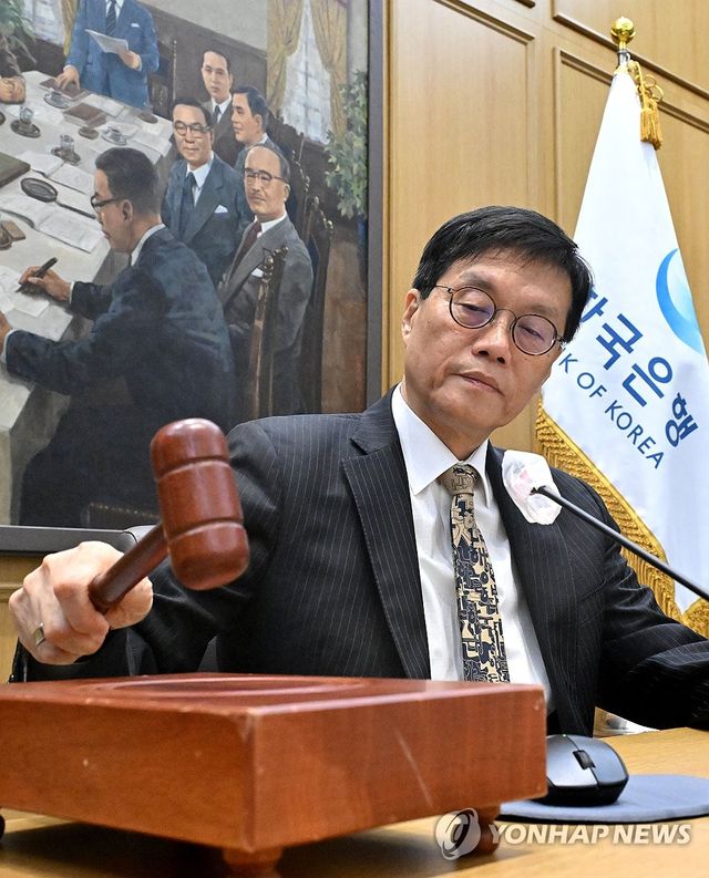 금통위 본회의서 의사봉 두드리는 이창용 한국은행 총재