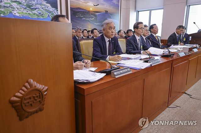국토위 국정감사에서 질의 듣는 손태락 한국부동산원 원장