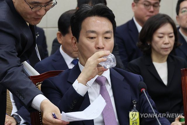 물 마시는 박장범 KBS 사장