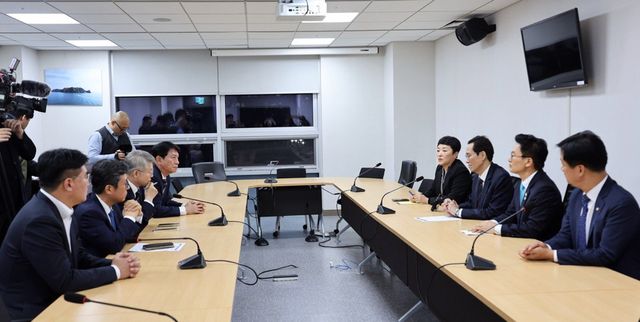 우상호 대통령실 정무수석, 광주 국회의원들과 긴급 간담회