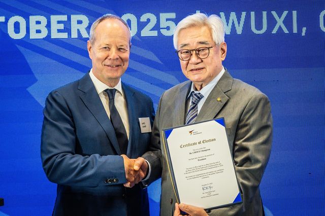 당선증 받은 조정원 세계태권도연맹 총재(오른쪽).