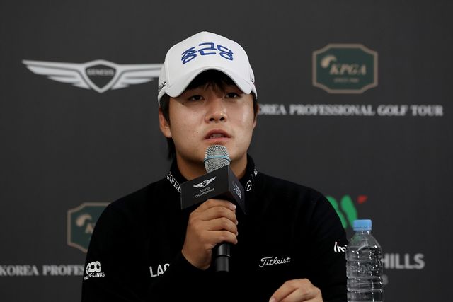 인터뷰하는 김민규