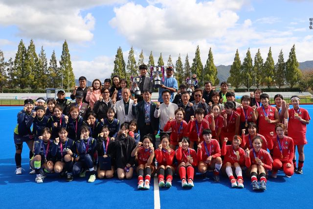 전국체전 여자하키 결승전 기념 사진. 오른쪽이 아산시청.