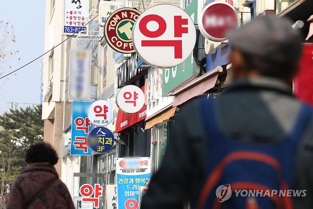 서울 종로구의 약국들. 기사 내용과 직접적인 관련 없음.