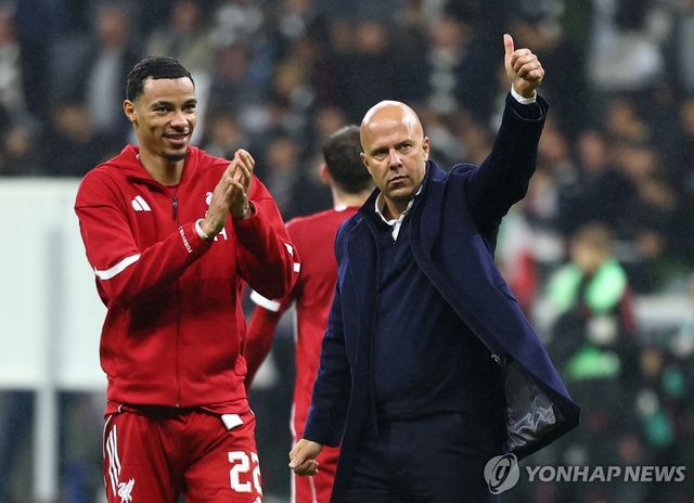 승리에 기뻐하는 리버풀 에키티케(왼쪽)와 아르네 슬롯 감독