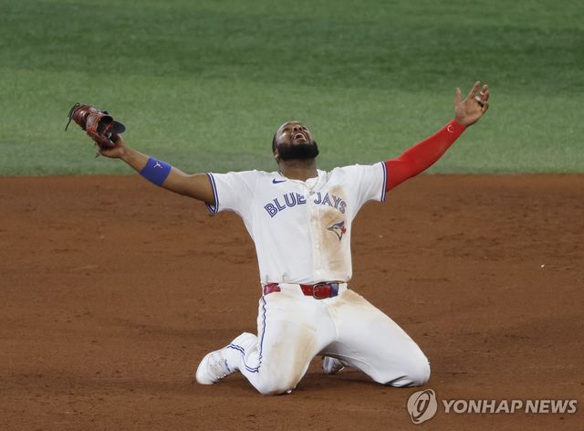 WS 진출 확정 이후 환호하는 토론토 게레로 주니어