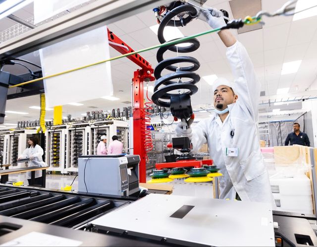 텍사스 휴스턴의 애플 서버 생산시설에서 작업하는 근로자