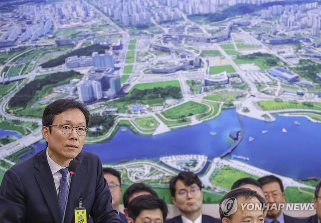 의원 질의에 답하는 김규철 국토부 주택토지 실장