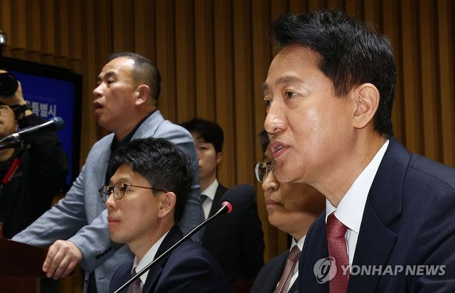 서울시청 국감에서 만난 오세훈 시장과 명태균