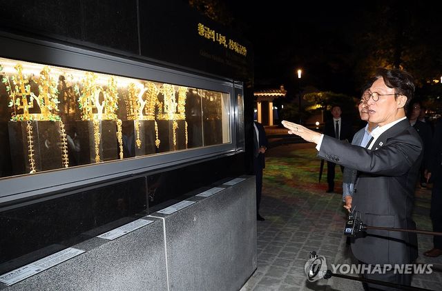'빛의 향연' 경주의 밤 둘러보는 김민석 총리