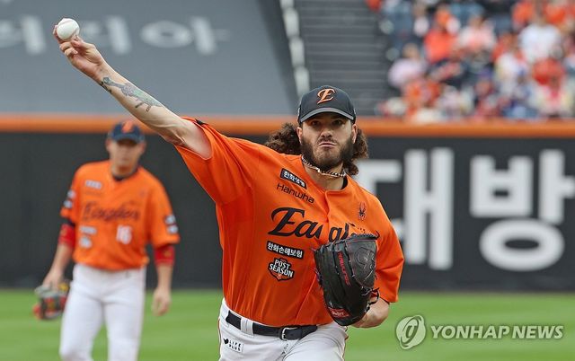 힘차게 공 던지는 폰세