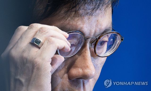 안경 고쳐 쓰는 이창용 한은 총재