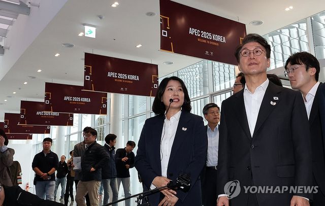 APEC 정상회의 경제 전시장 점검하는 김민석 총리