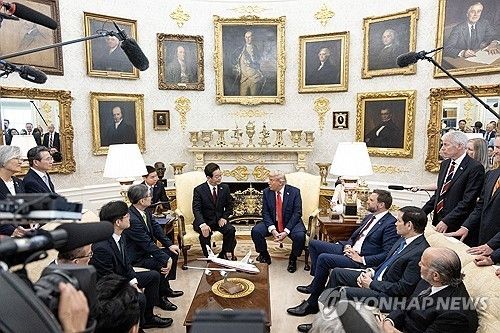 백악관에서 대화하는 한미 정상 