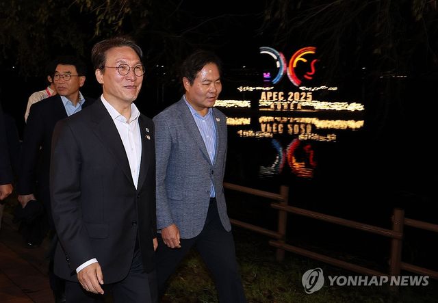 '빛의 향연' APEC 앞둔 경주의 밤 둘러보는 김민석 총리