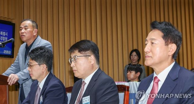 서울시청 국감 발언대에 선 명태균