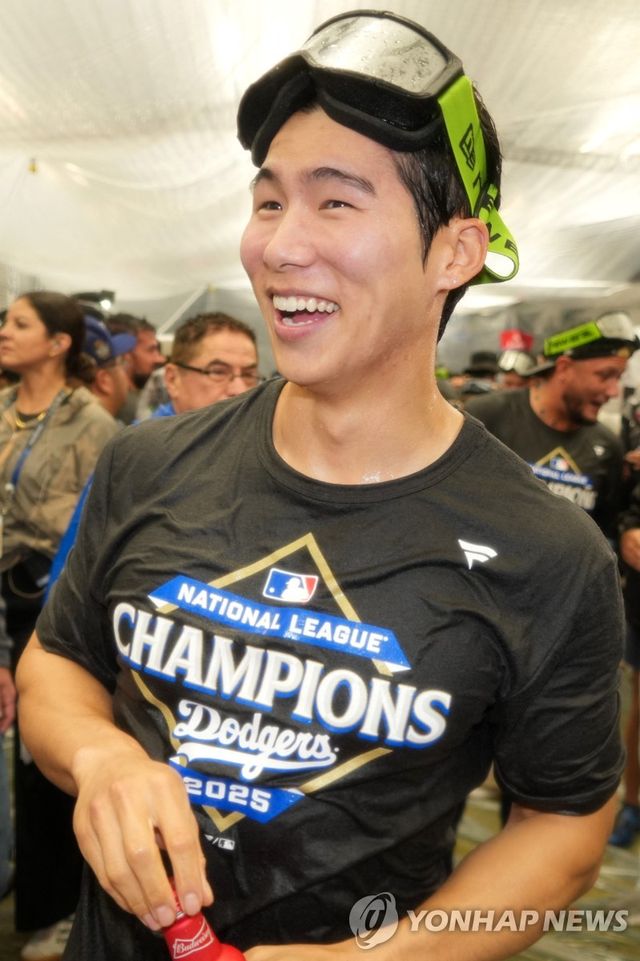 챔피언십시리즈 우승 후 세리머니를 즐기는 다저스 김혜성