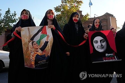 테헤란 프랑스 대사관 앞에서 에스판디아리의 석방을 촉구하는 이란 시위대