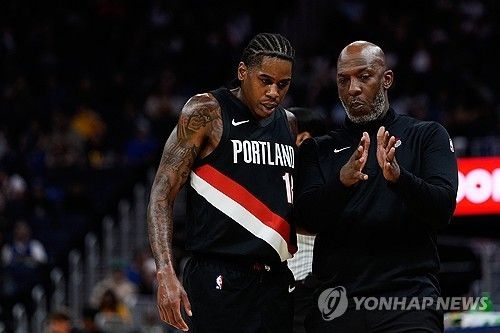 챈시 빌럽스 포틀랜드 감독(오른쪽)