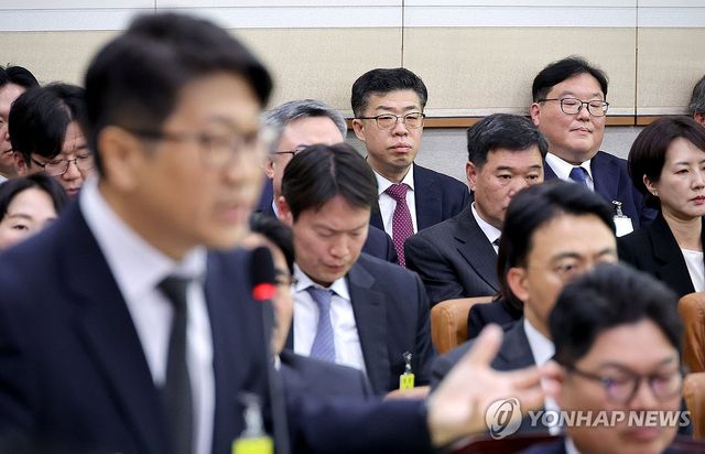 문지석 검사 답변 듣는 엄희준 검사