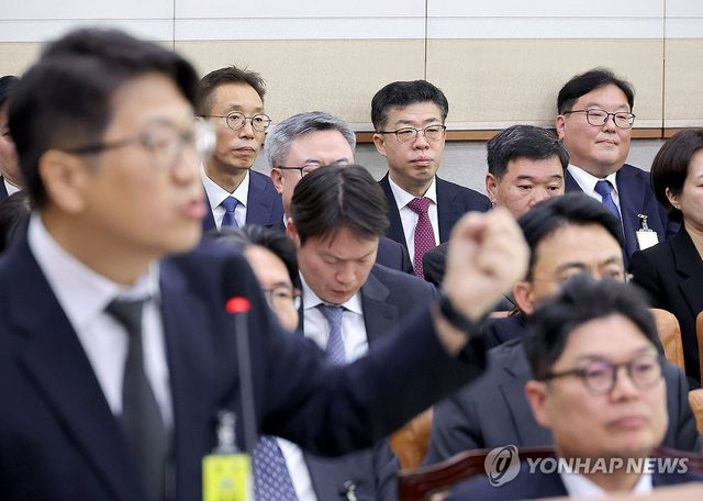 문지석 검사 답변 듣는 엄희준 검사