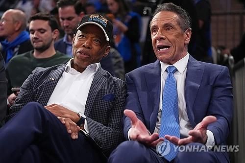 NBA 농구 경기 관람하는 애덤스 뉴욕시장(왼쪽)과 쿠오모 후보