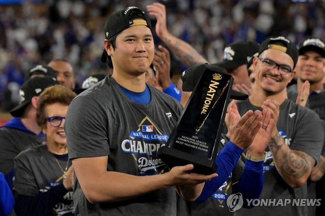 NLCS MVP 트로피를 품은 오타니 쇼헤이