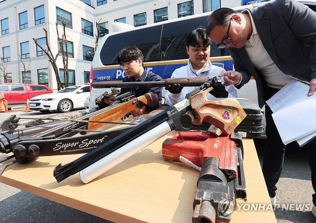 불법무기류 자진신고기간인 지난 4월 1일 경기도 수원시 장안구 수원중부경찰서에서 범죄예방대응과 경찰관들이 보관 중인 무기 등을 살펴보고 있다. 사진은 기사 본문과 직접적인 관련은 없다. [연합뉴스 자료사진]