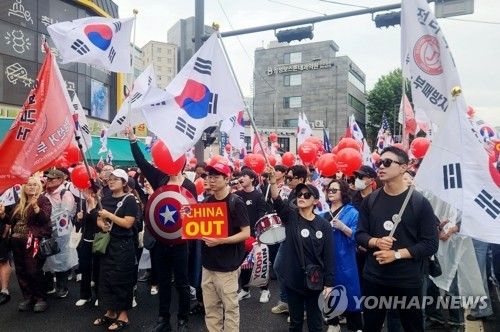 '차이나 아웃' 시민단체 회원 행진 (서울=연합뉴스) 홍준석 기자 = 자유대학과 부정선거방지대 등 단체 회원들이 3일 서울 지하철 1·4호선 동대문역을 출발해 종로구 광화문 방면으로 행진하고 있다. 2025.10.3 honk0216@yna.co.kr(끝)