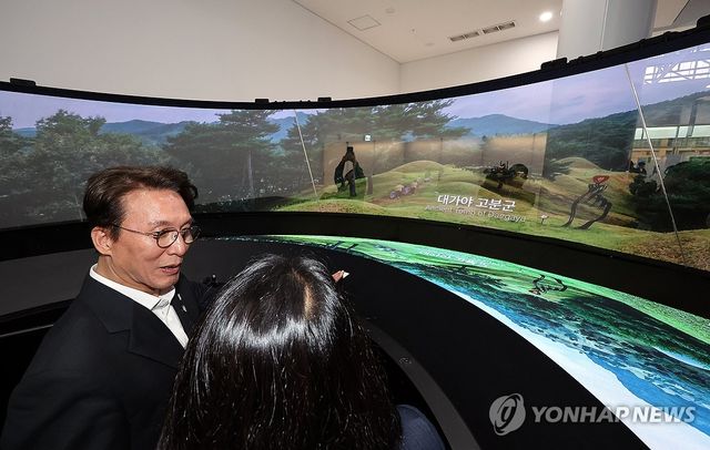 APEC 정상회의 경제 전시장, '첨단산업비전라운지' 둘러보는 김 총리