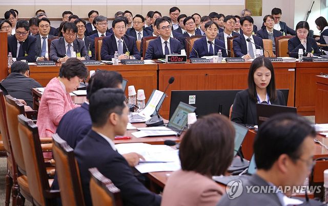 의원 질의 답변하는 정진우 서울중앙지검장