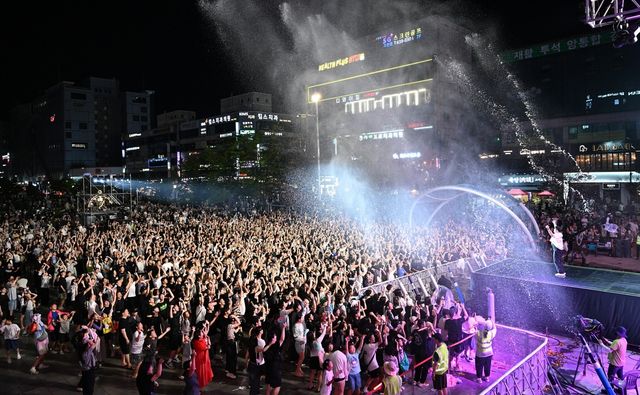 안산시가 개최한 물축제의 모습