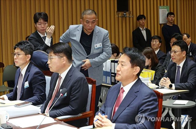 증인석으로 향하는 명태균