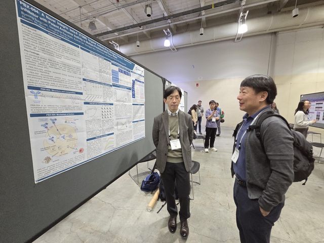 포스터 발표 설명하는 정두영 피노바이오 대표(사진 왼쪽)