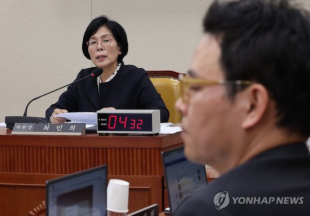 최민희 위원장 발언 듣는 박정훈 의원